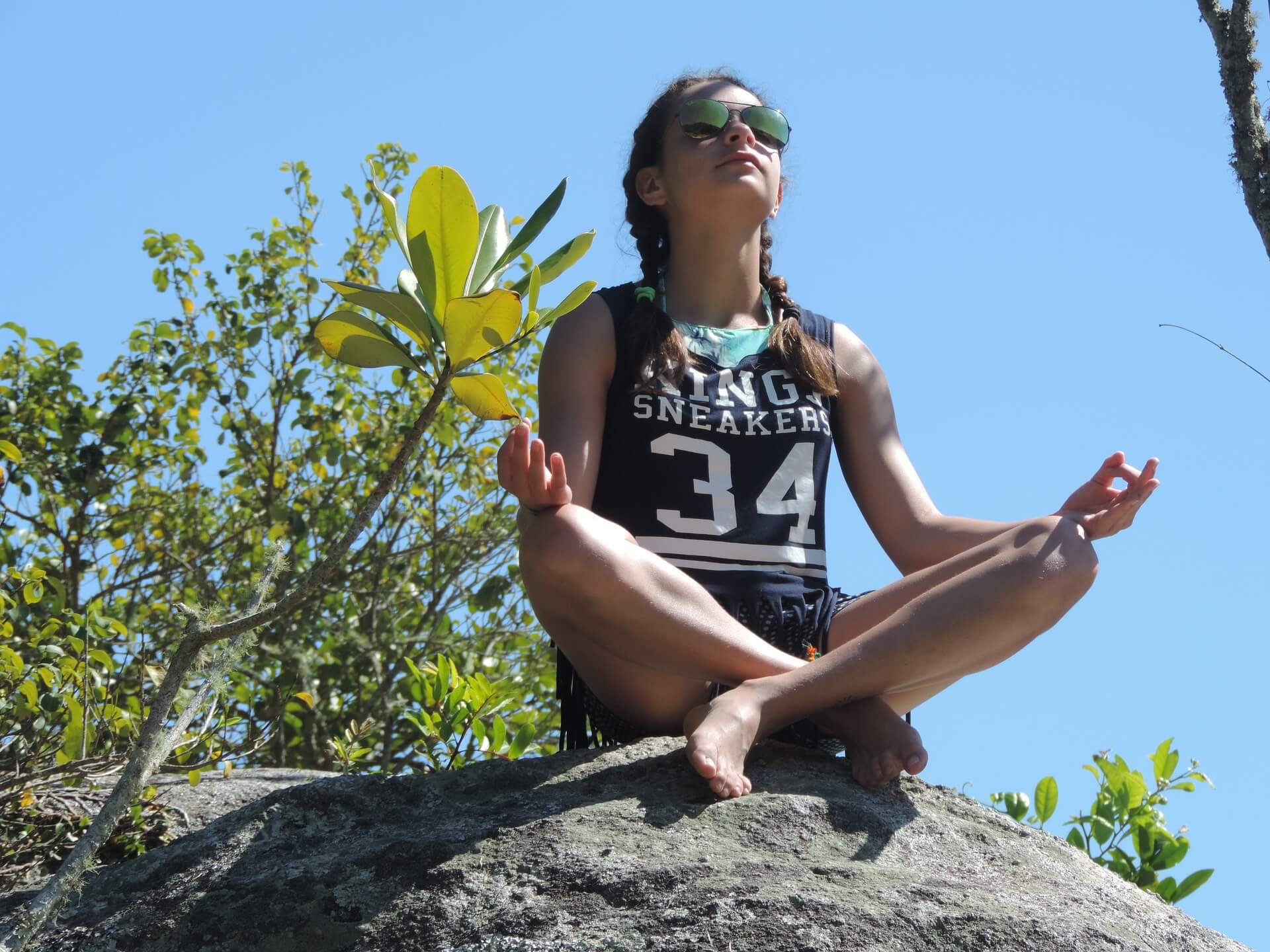 Une enfant fait du yoga