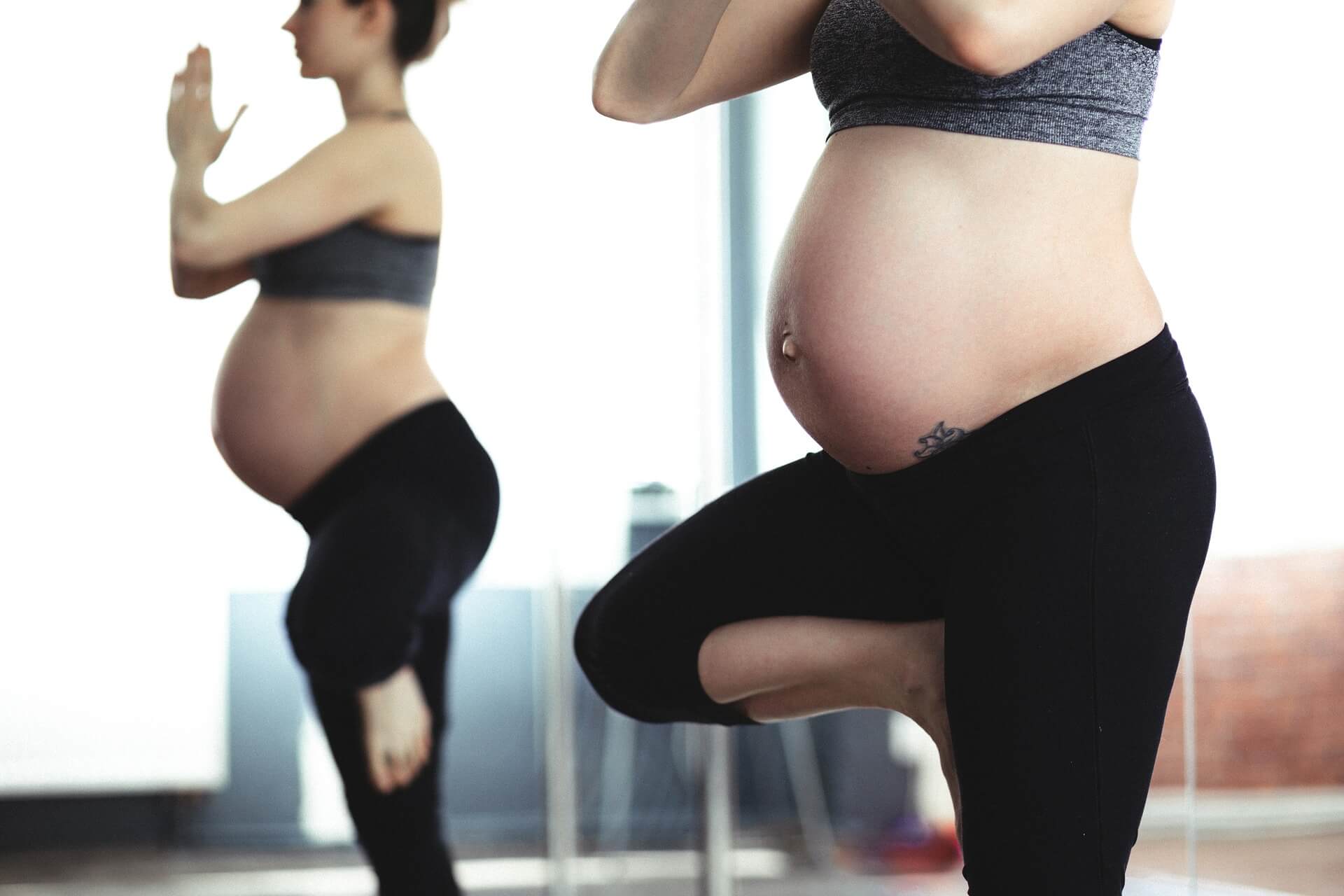 Une femme enceinte fait une posture de yoga