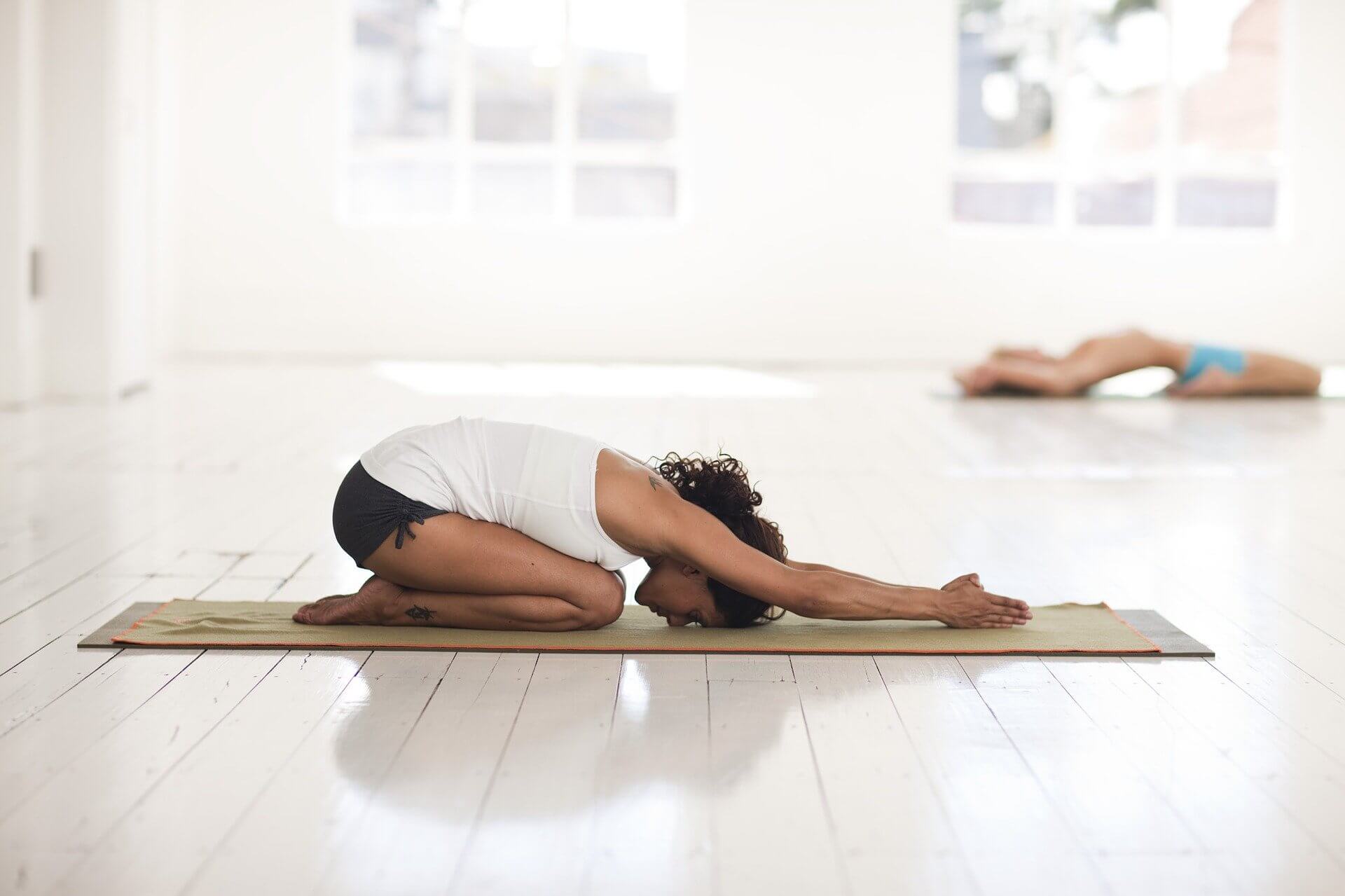 Une femme fait une posture de yoga